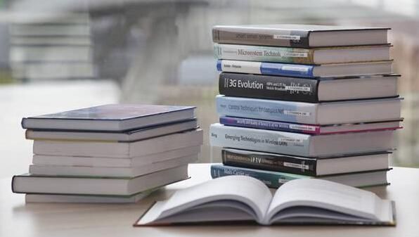 专著出版中副主编的排名有几个位置？