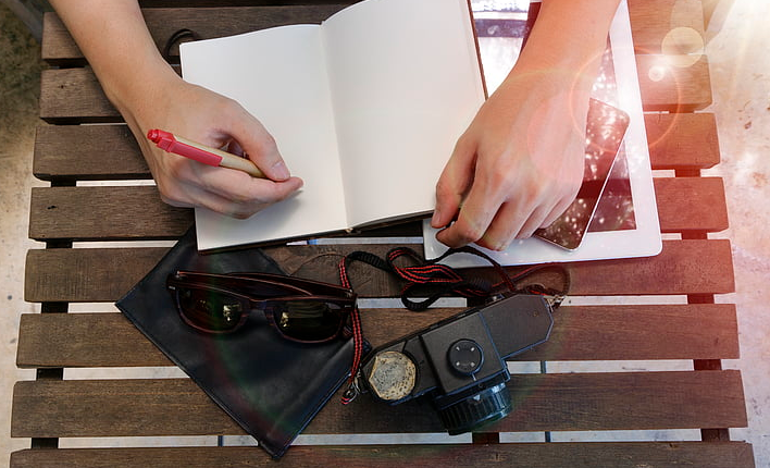 SCI是国际公认的进行科学统计与科学评价的主要检索工具，涵盖很多分类，有医学，生物，自然科学，物理，化学，金融，艺术等等，主要侧重基础科学，相当于是人类文明的图书馆，具有非常重要的历史意义和科研价值。所选用的刊物来源于94个类、40多个国家、50多种文字。SCI作为一部国际性索引，论文的审稿周期非常长，很多作者想要知道SCI期刊审稿速度和什么有关？  SCI论文投稿后是要经过多轮审核的，审稿速度自然和文章质量、每一轮的审稿人员是有关系的。 1、文章初审阶段，一般SCI论文初审的时间是比较短的，在1-2周的时间内就可以完成的。如果遇到特殊情况，例如法定假期或者杂志社编辑时间安排紧张的话，审稿速度会慢一些。 2、文章复审(专家外审)阶段，SCI论文初审通过后，就可以进入到外审程序，这一阶段审稿周期是比较长的，几乎占了审稿周期一半的时间，但如果因为审稿人没有审稿，编辑部就会重新找审稿人，这样无形中就增加了审稿时间，时间大概会在3-6个月，这样的情况下，论文审稿速度和审稿人也是有关系的，作者自己推荐审稿人很可能会加快审稿速度的。 3、终审阶段，终审是三审中的最后一个环节，一般是由主编或副主编负责审核，审核内容主要是：文章是否违反国家相关政策、是否具有学术价值和是否符合刊物的要求，若审稿人给出的修稿意见不明确或是沟通不到位，也会拖延审稿时间。 4、SCI论文审稿速度和论文质量是密切相关的，和论文所投稿的期刊也有关系。相对来说论文质量好，所选择期刊与论文内容相符，或者是SCI期刊影响因子较低，那么审稿速度是比较快的。  总之，在SCI期刊发论文，需要提前准备，给SCI论文审稿留下充足的时间，或者是询问本网站的专业学术顾问，这样对您论文成功发表也是有帮助的。